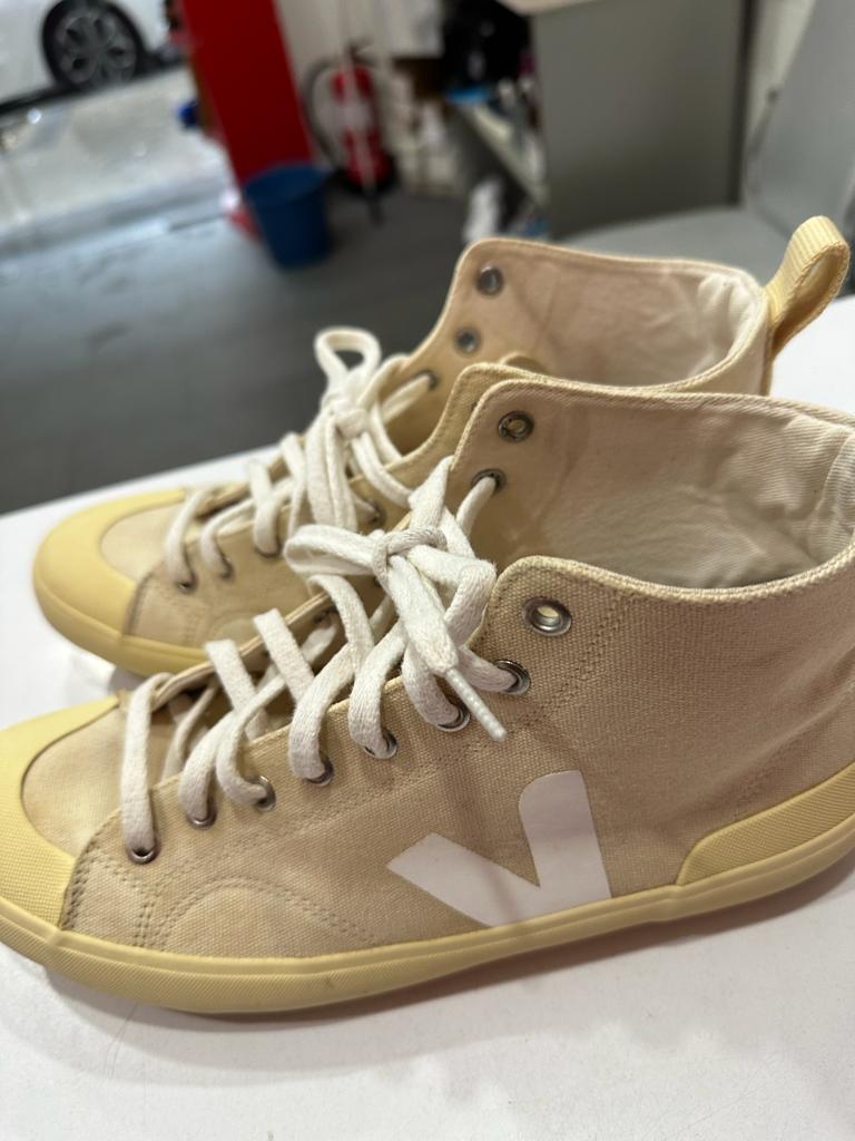 Cómo colocar zapatos en un zapatero